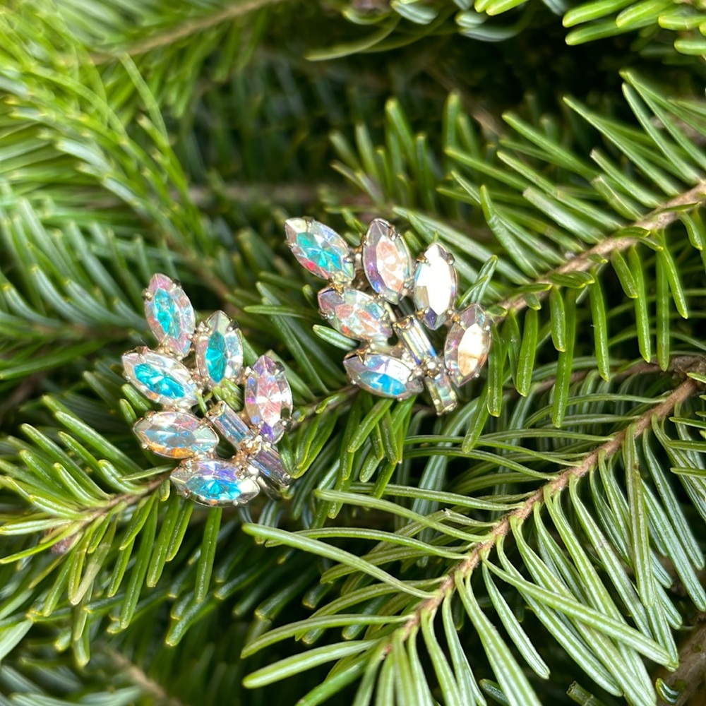 VINTAGE AB RHINESTONE CLIP EARRINGS ELEGANT LEAF DESIGN